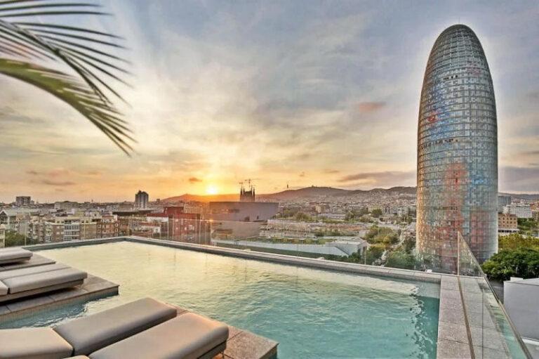 西班牙巴塞罗那市中心4星酒店双人间住宿每晚36欧/人，360度屋顶全景泳池